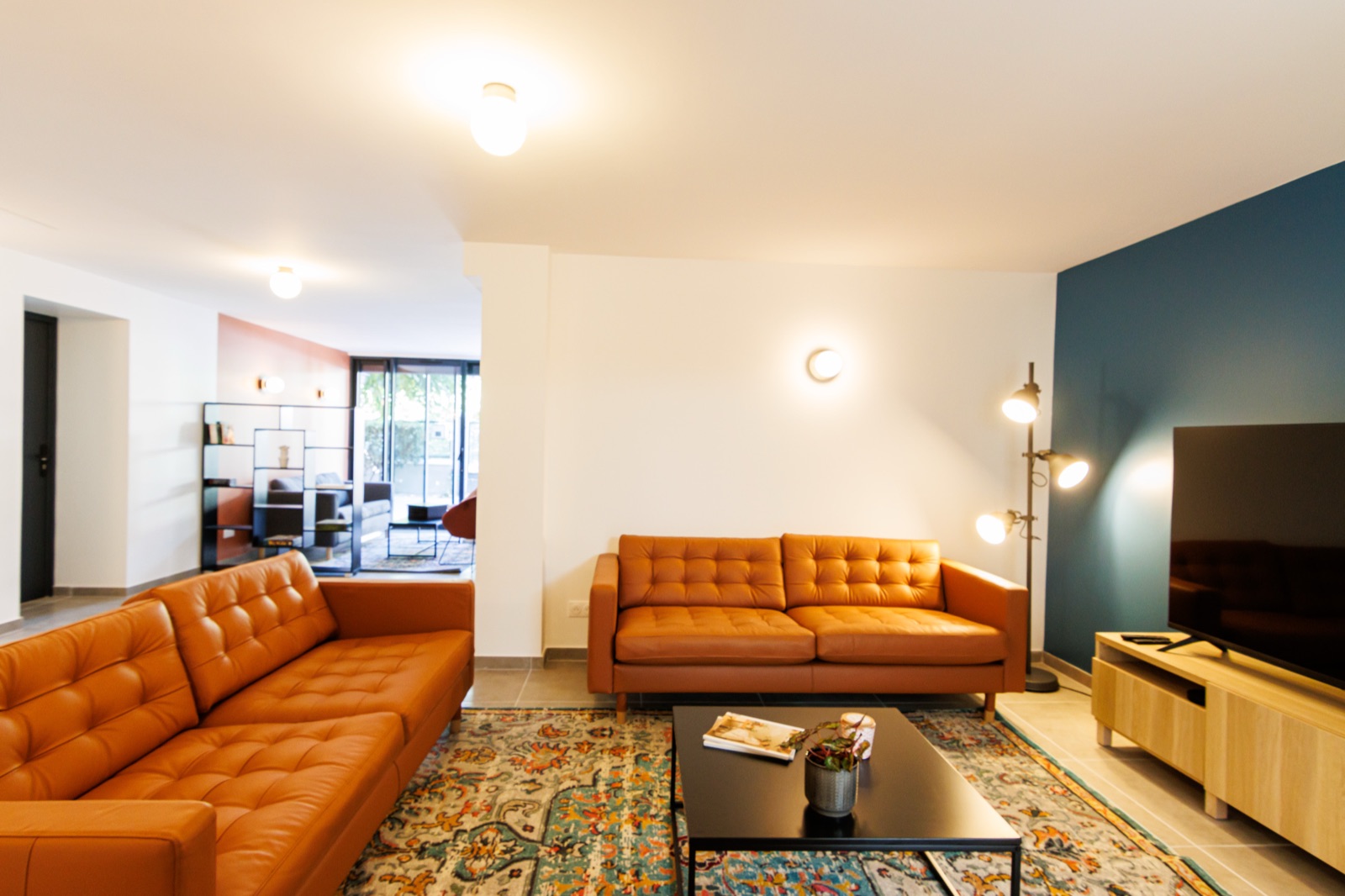 Salon du coliving à Lyon — canapés design, ambiance chaleureuse